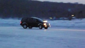 Додж Дюранго рвет карданы, крестовины!:) Dodge Durango, Drift. Рычит Дурик:).