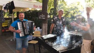 Шаланды полные кефали. "Поющий Полковник" зажигает с "Одесским Липованом". Танцуют все.