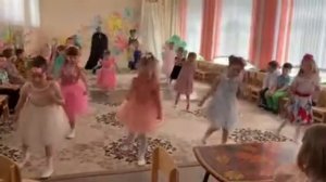танец девочек весна