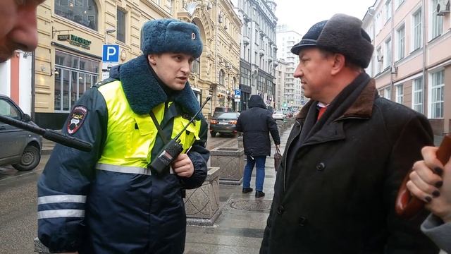 Полиция запрещает депутату снимать видео около приёмной ФСБ
