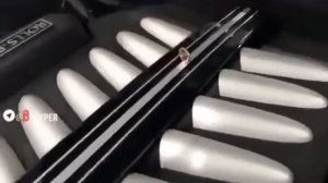 Монета Британский фунт  на двигателе  Rolls Royce