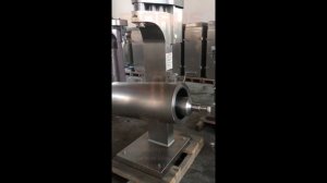 Проточная центрифуга с поворотным механизмом