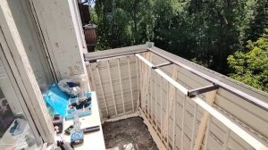 Остекление балкона с выносом в Москве. Крыша на балконе последнего этажа. Сайдинг виниловый. Ремонт.
