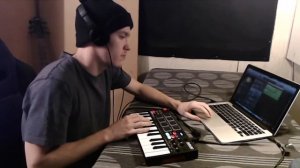 Looping with AKAI MPK Mini Play (Garageband)