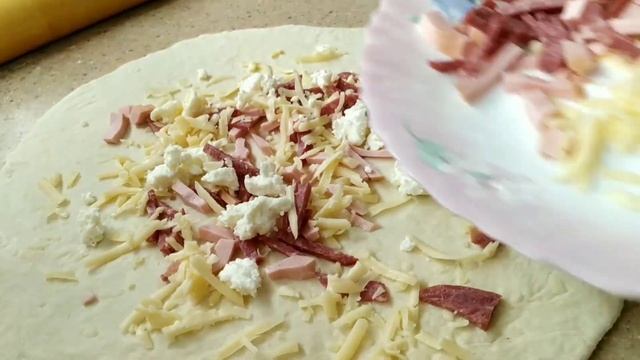 Быстрый рецепт лепёшек с сыром и колбасой , или как быстро, сытно и без заморочек накормить семью