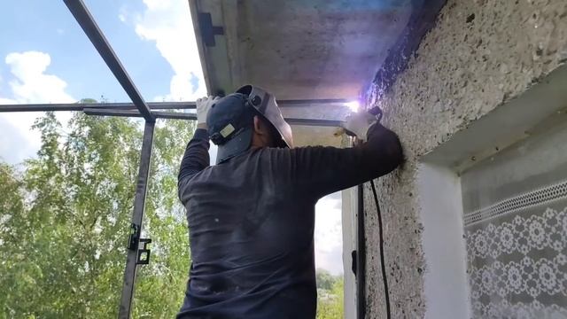 Крыша над балконом последнего этажа в Московской области. Козырек над балконом. Крыша на 5-м этаже.
