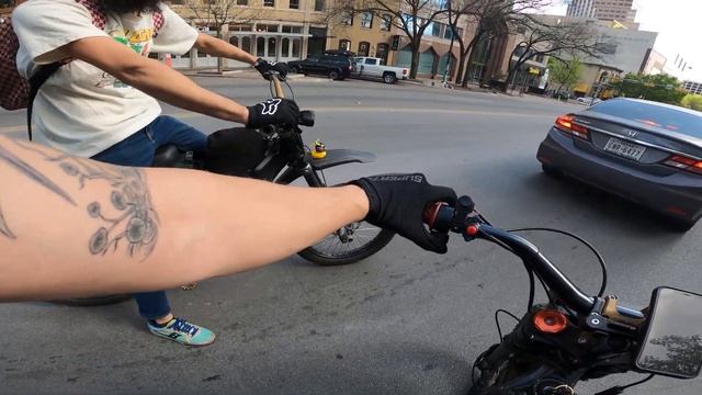 STREET LADY DOESN'T LIKE DIRT BIKES смотреть онлайн