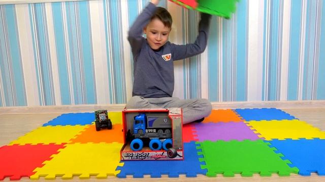 You won't believe what this guy did with a cockroach! смотреть онлайн