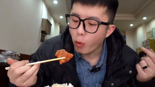 东北菜真的太美味了，50块三个肉菜分量还超足，太划算了！#美食#吃货#东北#探店 смотреть онлайн