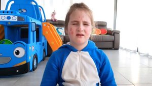 Аня учит хитрую сестру правильно питаться и заниматься спортом