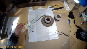 Измерение кислотности почвы РН лакмусовой бумагой