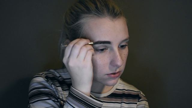 Simple Red Lip + Faux Freckles смотреть онлайн