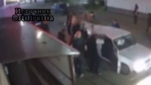 Абу-бандитов избили в Краснодаре, а затем дружно перевернули им машину.