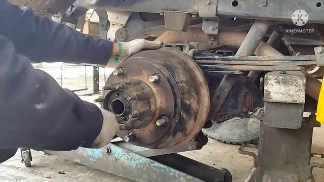 Isuzu elf truck how to replace brake shoe@Missionvlogtv7429 смотреть онлайн