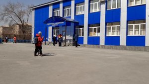 Школьники  идут  домой