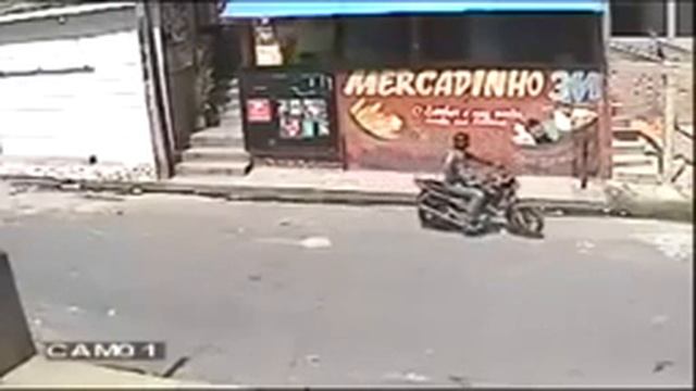 A burglar get thrown out the window.A failed robbery смотреть онлайн