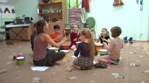 Дети играют на барабанах