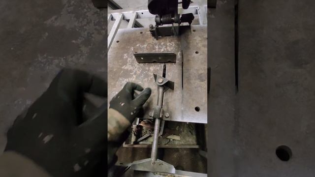 Отрезной станок по металлу, недостатки и Самодельная станина!!!