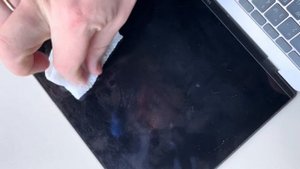 Лайфхак: Как эффективно удалить антибликовое покрытие с макбука. Macbook stain-gate solution