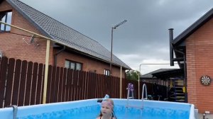 Алиса научилась плавать под водой!