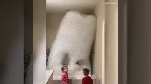 Дети играют с пеной в ванне