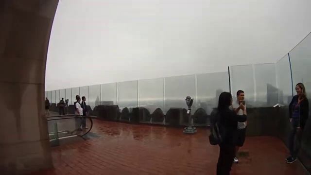 Rainy view of NYC from top of Rockefeller Centre смотреть онлайн