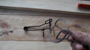 129 Сравнение двух кротоловок проволочного типа.