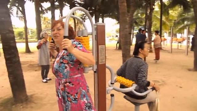 Я прикалываюсь на спорт площадке в Китае.