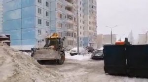 Видеофоторепортаж- уборка от снега дорог и парковочных карманов около МКД  (14 декабря 2021 г.)