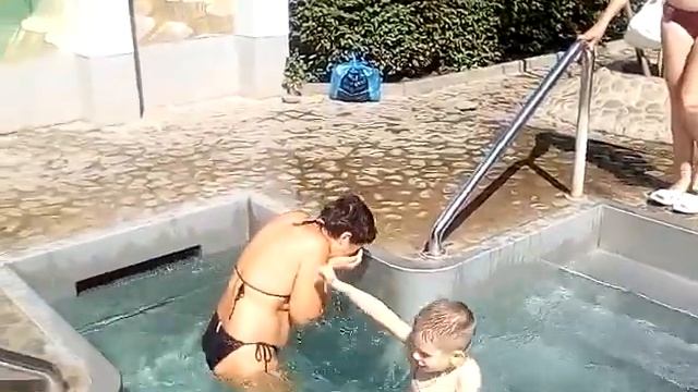 Максим купается в Саржином Яру. смотреть онлайн