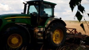 Обработка почвы трактором John Deere 7830!