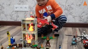 Лего самолет тушит пожар вместе  с Айдаром