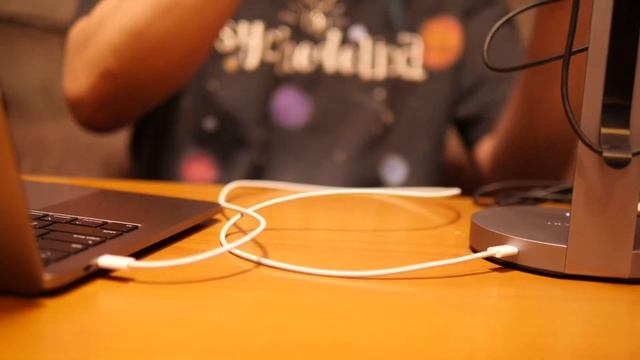 【Satechi】Macとのデザイン相性ピッタリ！アルミニウムヘッドホンスタンド смотреть онлайн