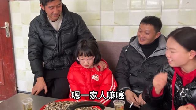 冰冰去干爸家拜年，见面就提要求，老鸡的回应让全家乐开了花 смотреть онлайн