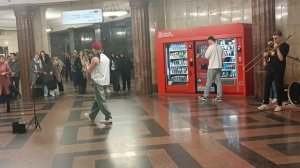 Музыканты выступают в метро