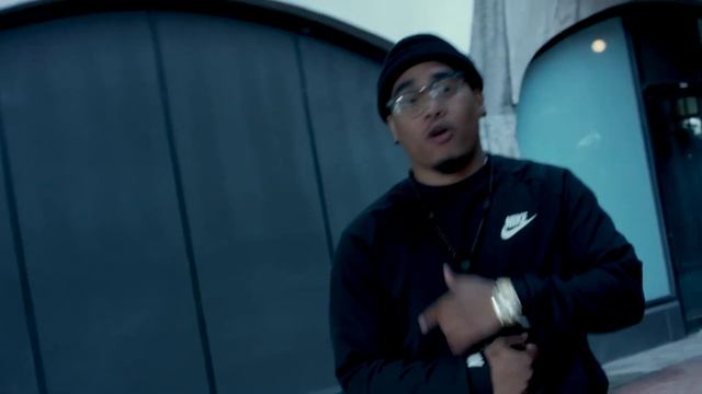 Comfortable- Young J Mac (feat. Breeze) [Official Video] смотреть онлайн