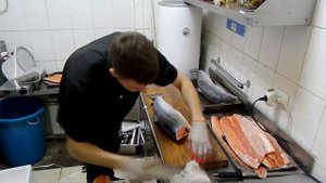 Предварительная разделка сёмги в японской кухне