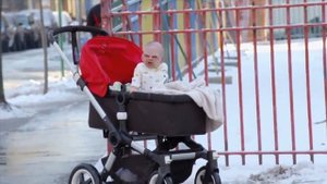 ребенок один в коляске пугает людей