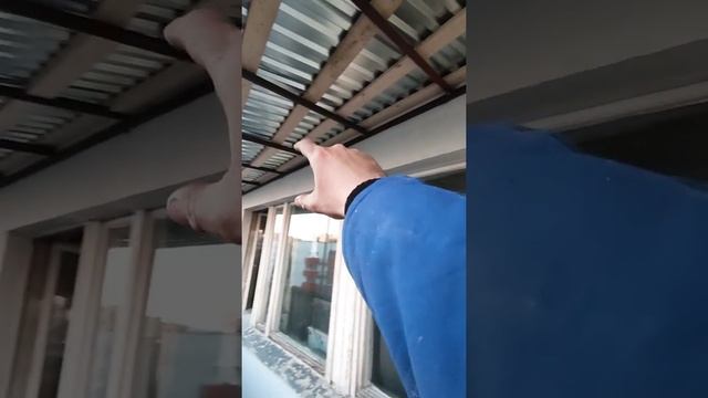 Крыша над балконом в Зеленограде. Козырек на последнем этаже. Ремонт крыши. Установка крыши.