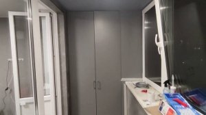Шкаф на лоджии в Москве/Тумба на балконе/Мебель на балкон/Установка шкафа на балкон/#москва #шкаф
