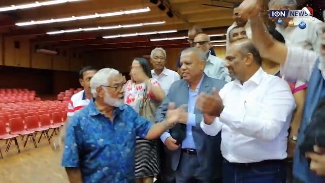 L’assemblée générale du MACOSS finit en bataille rangée entre pro et anti Suraj Ray смотреть онлайн