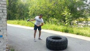 Удары кувалдой по покрышки. Sliderlife.ru