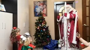 Дед мороз приходит к детям