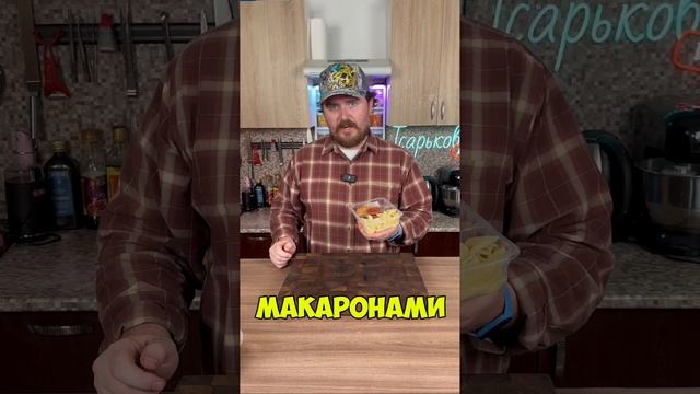 Кот проверяет еду из магазина