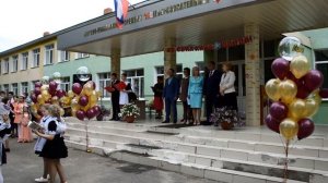 Танец с учебниками - начало торжественной линейки в П. Ковалях.