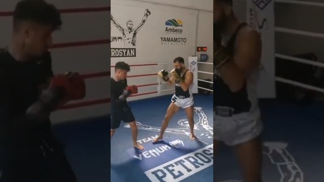 Tony Effe sul ring contro un pugile professionista (Giorgio Petrsyan)!