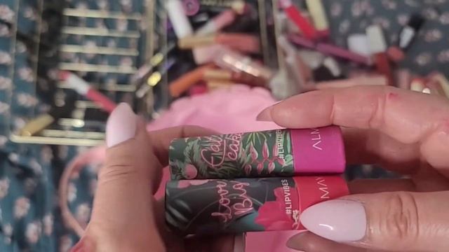 Lipstick Declutter 2022 - getting rid of 150+ lipsticks! смотреть онлайн