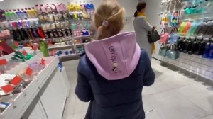 Алиса приехала в магазин за собачками! Но их не завезли ! Берём мини мялки антистресс ! Мили Ванили