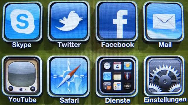 RETINA LCD- COMPARISON IN DUELL: iPod Touch 4G VS iPhone 4 смотреть онлайн