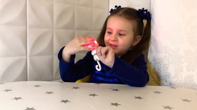 Что умеет наша белая обезьянка FAKE Fingerlings? моргает,кричит,светится. Распаковка/обзор обезьянк смотреть онлайн